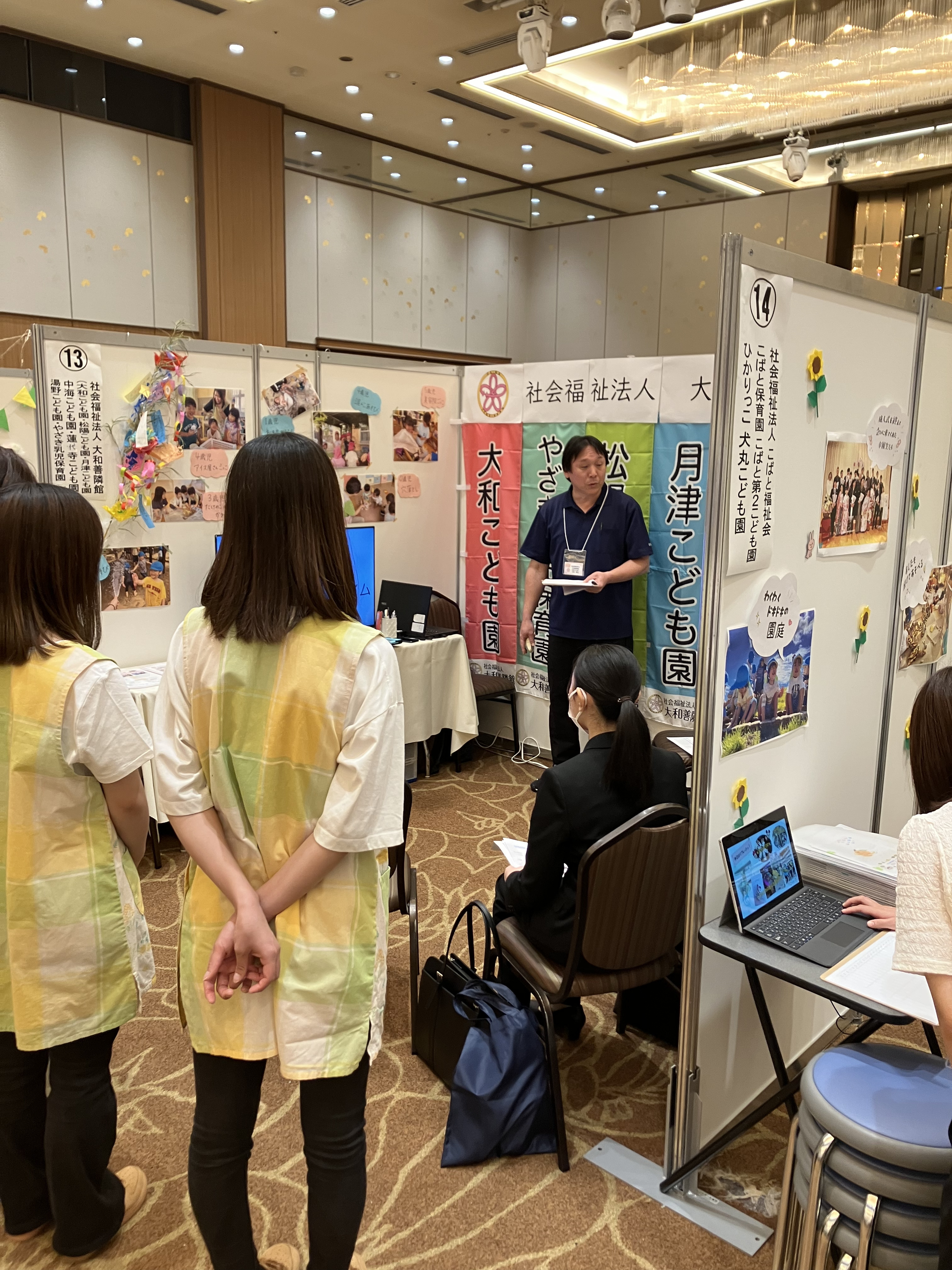 会場の大和善隣館ブース(写真は職員のみ)